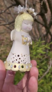 Dalında fiyonk olan oyuncak bir kuş..