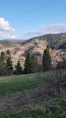 Dağları ve mavi gökyüzü olan güzel bir manzara.