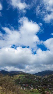 Ukrayna Karpatları 'ndaki bir dağın tepesinden manzara