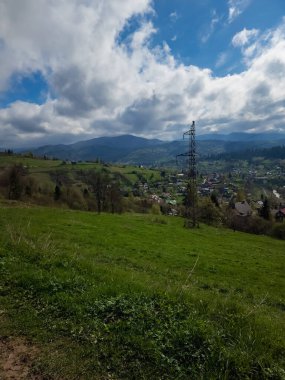 Dağ sırası ve mavi gökyüzü olan güzel bir manzara.