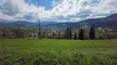 Dağlarda dağları olan güzel bir manzara.