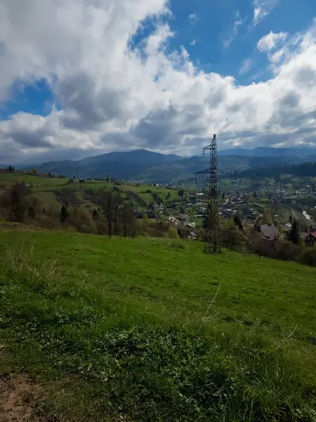 Dağ sırası ve mavi gökyüzü olan güzel bir manzara.