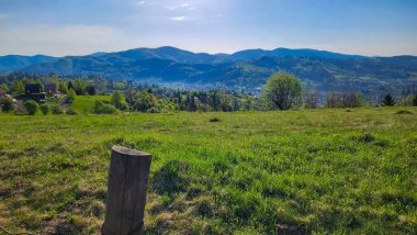 Ahşap çitleri ve yeşil tepeleri olan güzel dağ manzarası