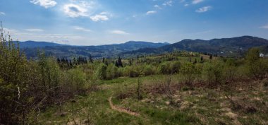 Dağlarda dağları olan güzel bir manzara.