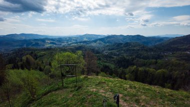 Dağların tepesinden manzara.