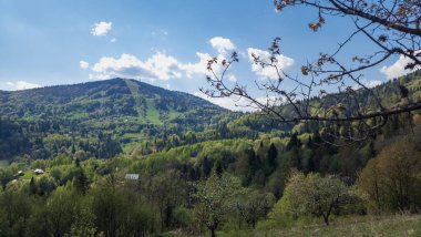 Yazın Karze köyünün dağlarındaki vadi vadisinden manzara.