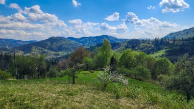 Köydeki dağların bahar manzarası.