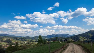 Karpatlar, Ukrayna - 31 Temmuz, 2018: Bir dağ köyü ile köyün güzel manzarası.