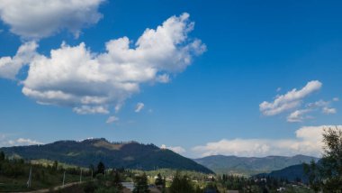 Yazın dağların güzel manzarası