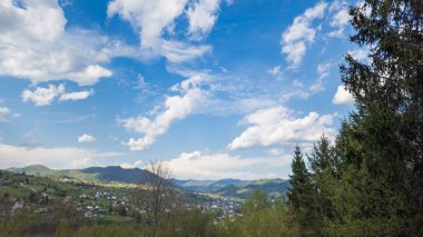 İlkbaharda dağlardaki tepenin manzarası Güney Tyrol, İtalya.