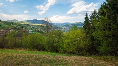 yeşil çayır ve mavi gökyüzü dağlarda