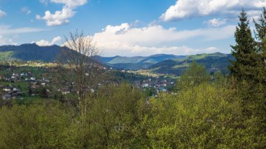Baharda yeşil ormanı, ağaçları, dağları ve nehri olan Zentzentat köyünün panoramik manzarası