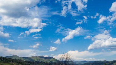 Dağları ve bulutları olan güzel bir manzara