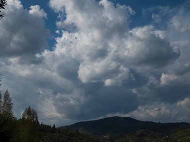 Mavi gökyüzünde güzel bulutlar.