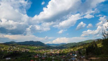 Dağları ve mavi gökyüzü olan güzel bir manzara.