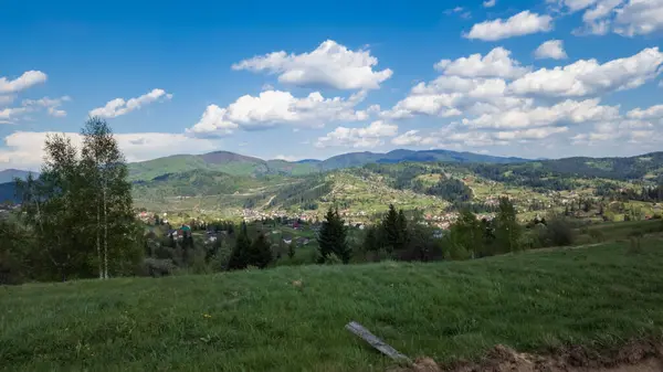 Bir dağ sırası ile güzel bir yaz manzarası.