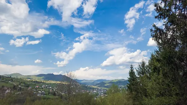 İlkbaharda dağlardaki tepenin manzarası Güney Tyrol, İtalya.