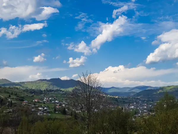 Dağlardaki bir köyden manzara. Dağların arkasındaki köyde. Dağlardaki köy.