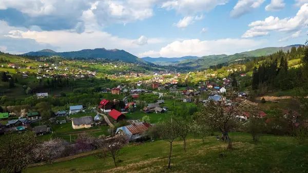 Bulutlu bir günde bir dağ köyü manzarası.
