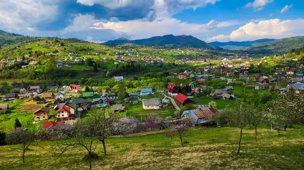 Yaz günü Cecesky 'nin küçük köyünde hava manzarası