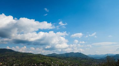 Bulutlu güzel dağ manzarası