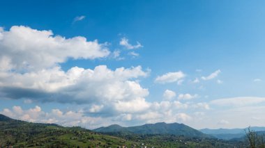Mavi gökyüzü olan güzel dağ manzarası
