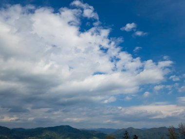 Mavi gökyüzü ve bulutlar arka plan