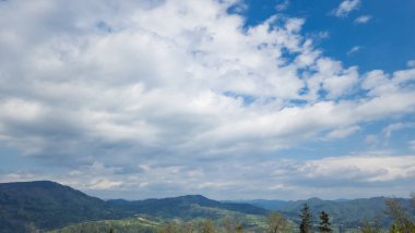 güzel manzara mavi gökyüzü ile