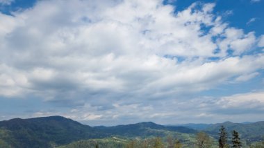 Yaz dağı manzarası, bulutlu güzel gökyüzü, dağlar ve orman, doğa ve manzara.
