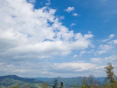 Bulutlu güzel dağ manzarası