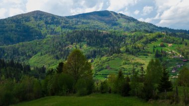 Köydeki dağların güzel manzarası.