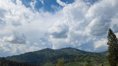 Karpatlar 'da bulutlu mavi gökyüzü olan güzel dağ manzarası. yaz günü.