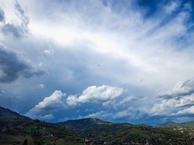 Tepeden dağ manzarası