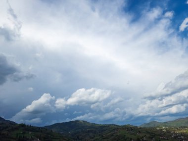 Dağları ve bulutları olan güzel bir manzara