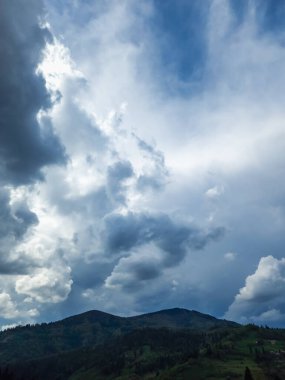 Dağ sırası olan güzel bir manzara.