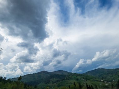 Gökyüzündeki bulutlar.