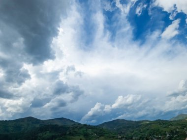 Bulutlu güzel manzara