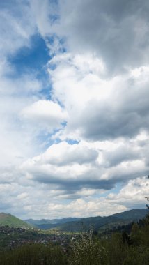 Dağ manzarasında bulutlu bir gökyüzünün güzel bir görüntüsü.