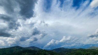 Dağdaki güzel bulutlar