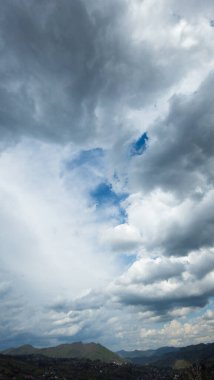 Mavi gökyüzündeki bulutlar