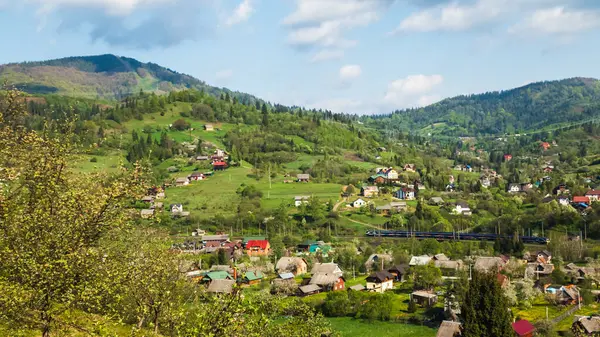 Karpat Dağları'nda Köyü.