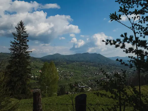 Dağlarda dağları olan güzel bir manzara.