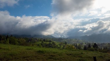 Dağlarda sisli dağ manzarası