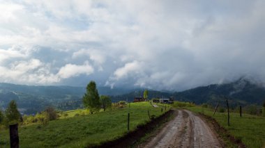 Ukrayna 'daki Karpatlar, dağlardaki güzel bir köy, bir sürü sis..
