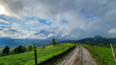 Dağları ve bulutları olan güzel bir manzara