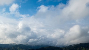 Bulutlu mavi gökyüzü ve yağmur bulutları, soyut doğa arkaplanı