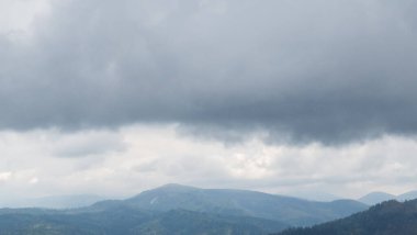 Sabahleyin dağların manzarası