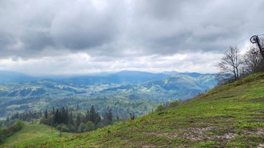 Ukraynalı Karpatlar 'ın manzarası. Karpatlar en yüksek ve batı Ukrayna 'dır. Çok güzel ve eşsiz bir manzara..