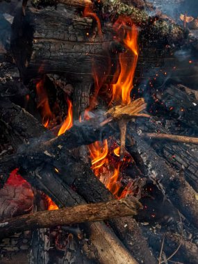 kırmızı alevler ve ateşle