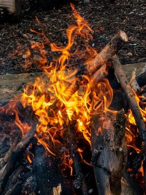Şenlik ateşinde ateş.